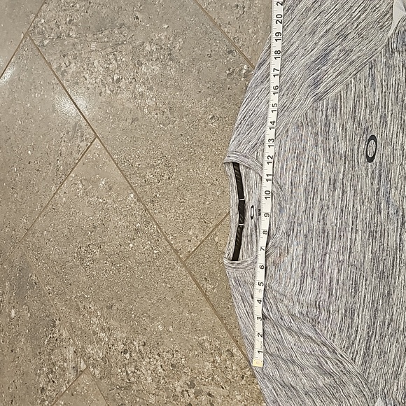 Oakley men's athletic shirt . 100% polyester. Hidden pocket. Size M. Reg fit - Picture 5 of 10